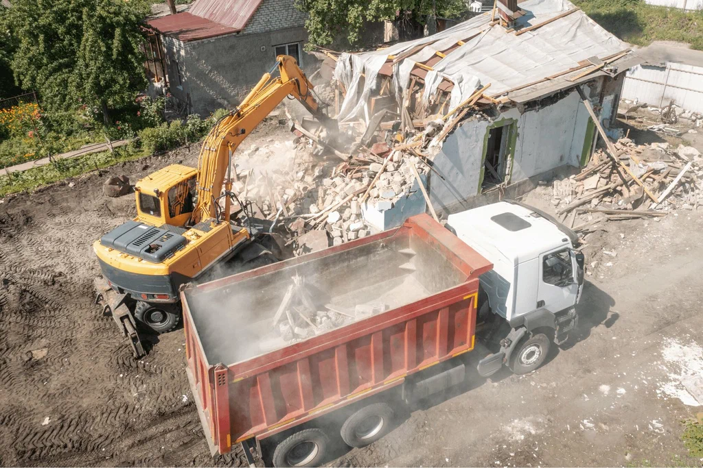 Вывоз мусора после сноса зданий с выездом в Химках в октябре