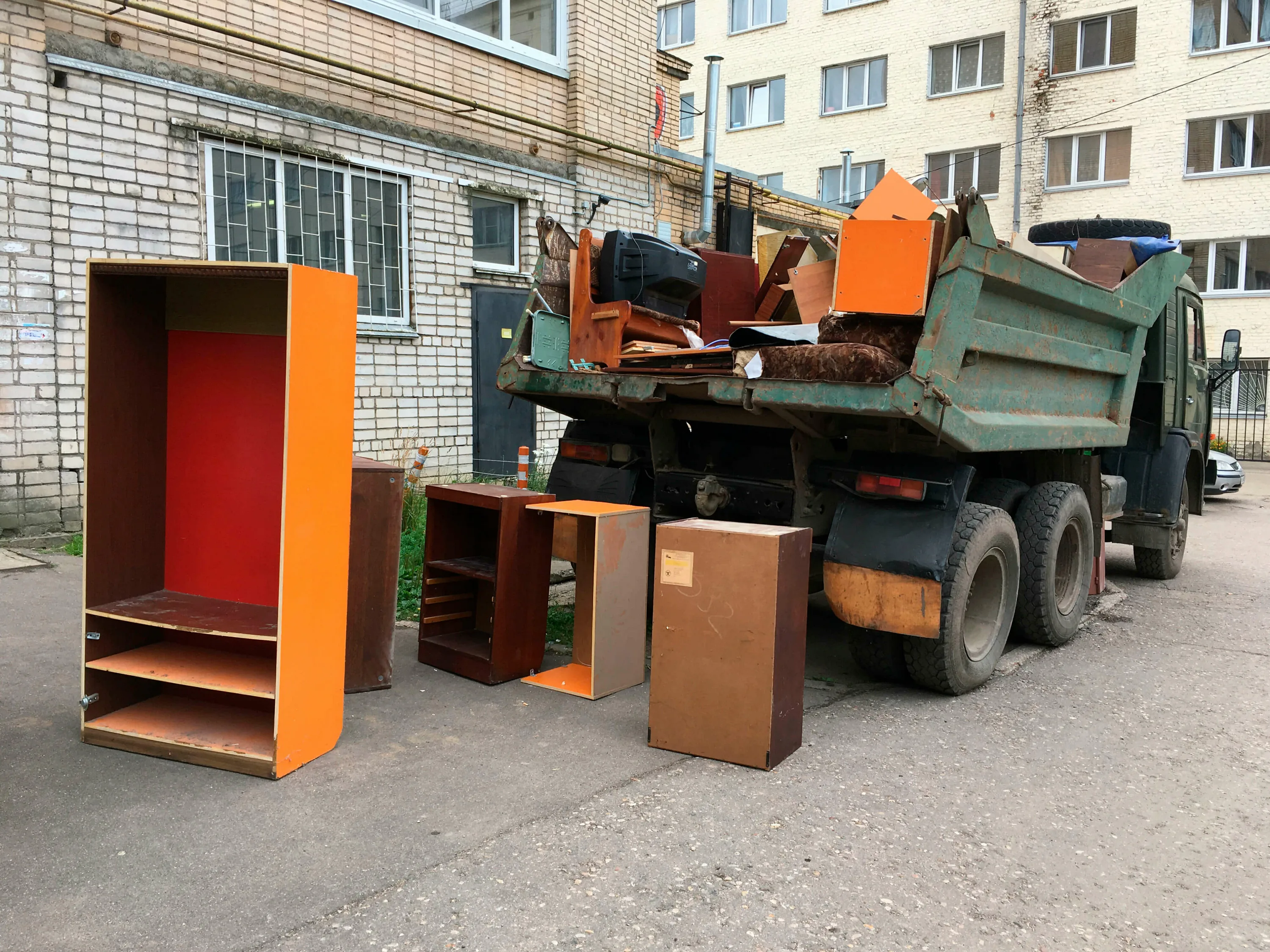 Утилизация старой мебели с вывозом и разбором в Химках в октябре