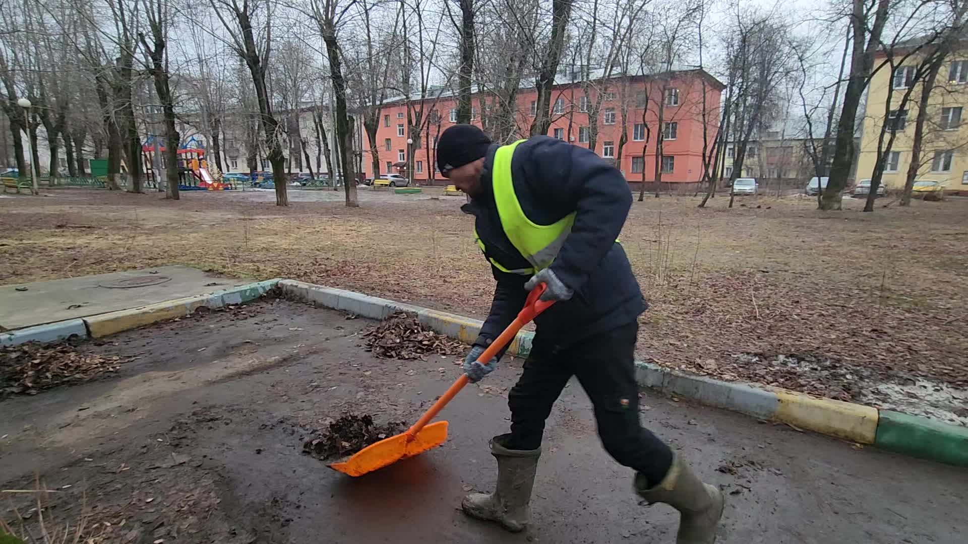 Уборка территорий в Химках в октябре