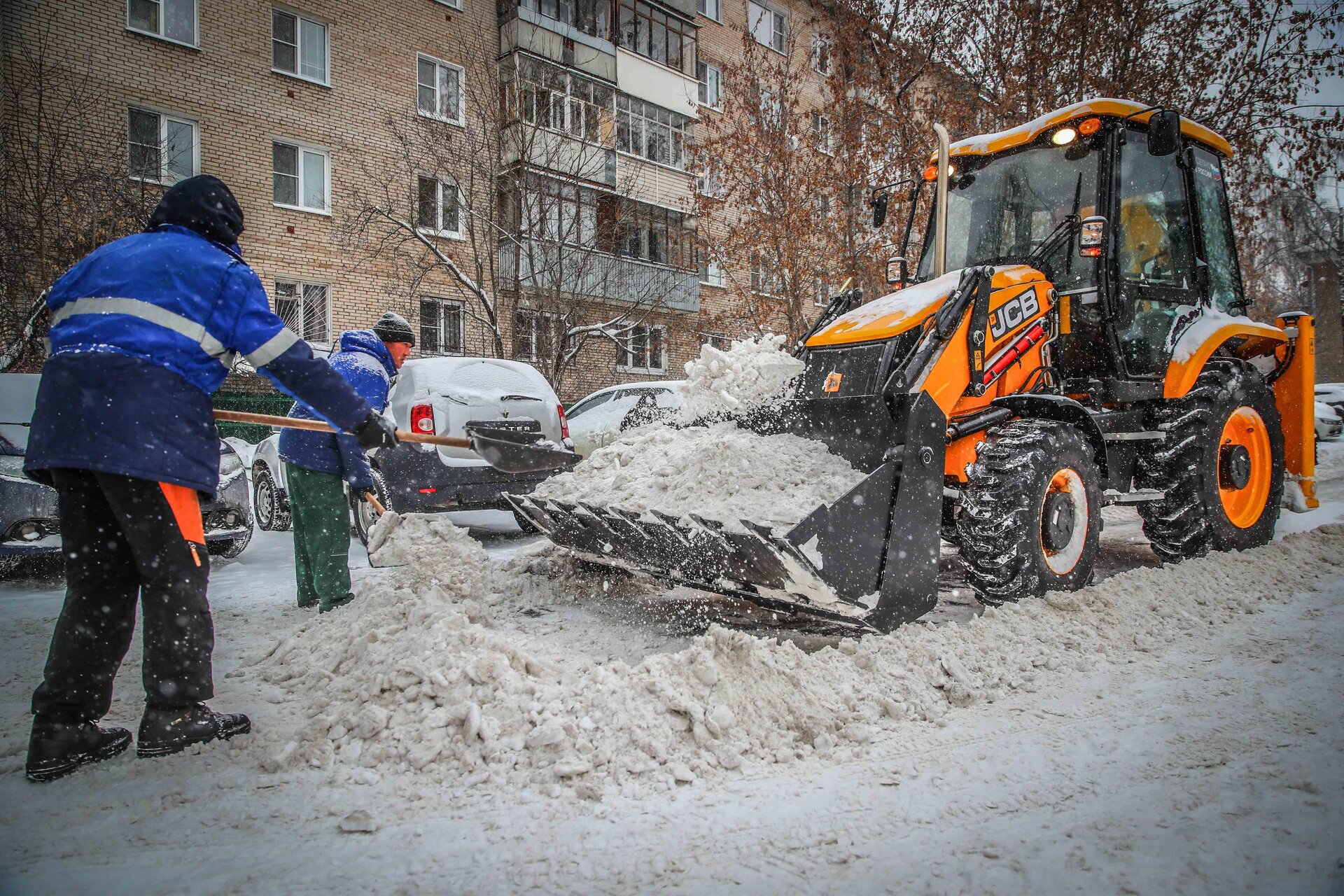 Очистка дворов от снега и наледи в Химках — уборка снега, трактор и ручная, цены от 518 руб. | ПроМусор