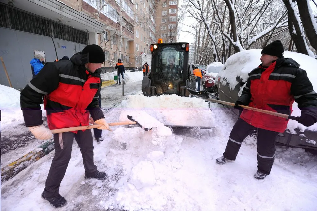 Очистка дворов от снега с гарантией результата в Химках в октябре
