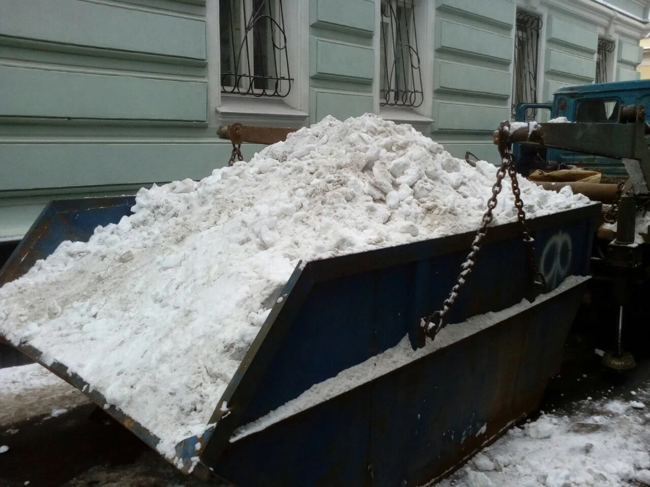 Вывоз снега контейнерами в Химках в октябре