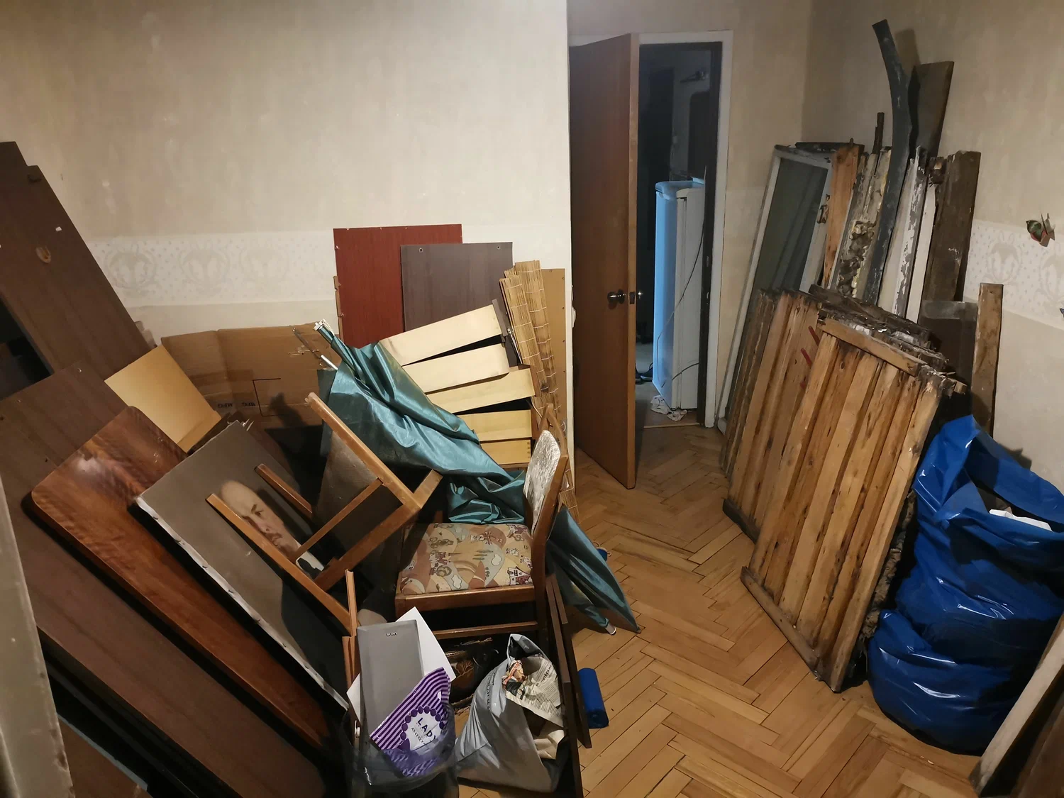Демонтаж мебели с вывозом и утилизацией в Химках в октябре